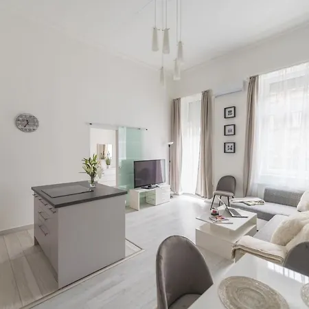 Lejlighed Downtown Gem Aircond Close To Heroes' Square *