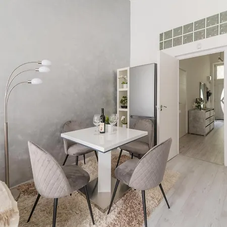 Lejlighed Downtown Gem Aircond Close To Heroes' Square *