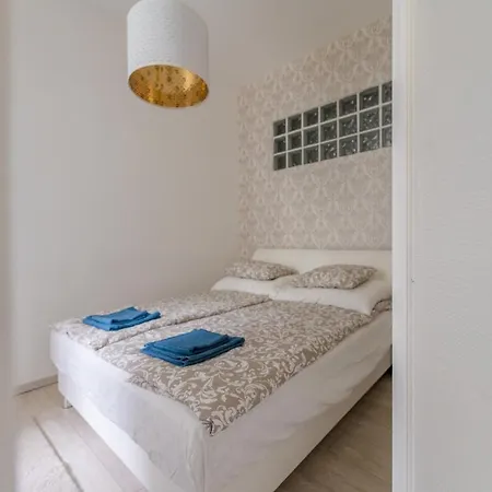 Downtown Gem Aircond Close To Heroes' Square Lejlighed