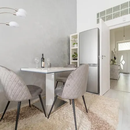 Downtown Gem Aircond Close To Heroes' Square דירה