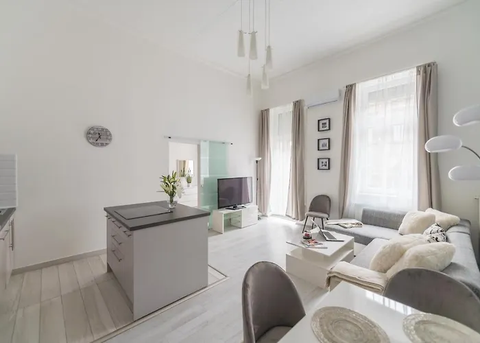Apartment Downtown Gem Aircond Close To Heroes' Square *