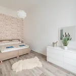 Downtown Gem Aircond Close To Heroes' Square Daire *
